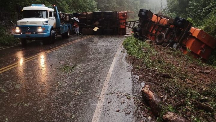 Caminhão atinge poste e tomba na SC 355 em Iomerê