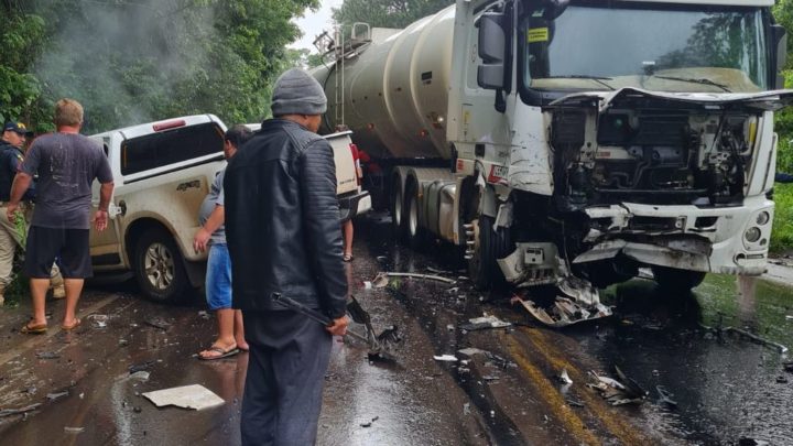 Grave acidente envolve carreta e caminhonete na BR-282