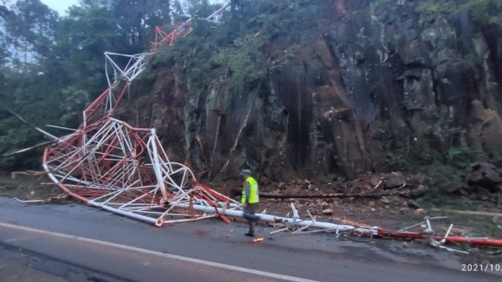 Torre de rádio cai e interdita trecho da BR-282 no Oeste de SC