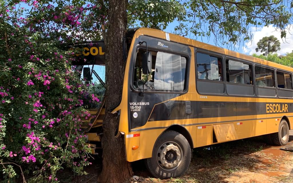 Ônibus escolar bate em árvore e deixa várias criancas feridas em Xaxim