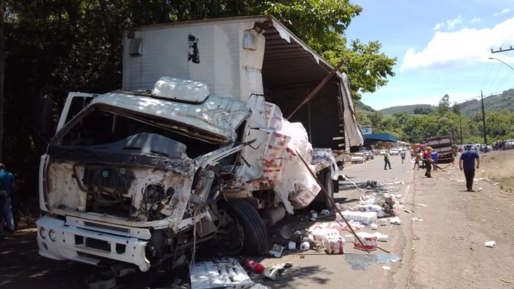 Acidente envolvendo dois caminhões e uma van deixa feridos na SC 283 em Seara