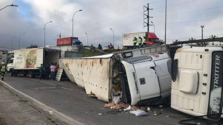 Acidente deixa dois mortos, feridos e bloqueia a BR-101