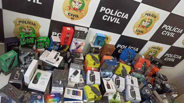 Polícia Civil apreende cigarros eletrônicos em loja no centro de Chapecó