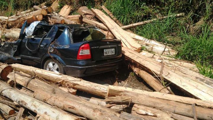 Motorista morre após toras de madeiras caírem em cima de carro em SC