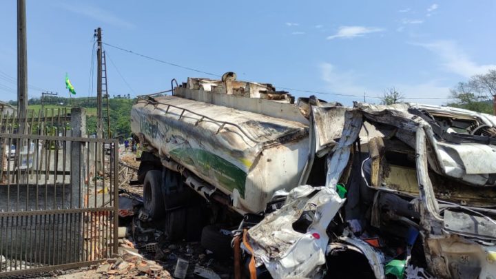 Caminhão de combustível sai da pista, capota e acaba colidindo em muros de residências em SC