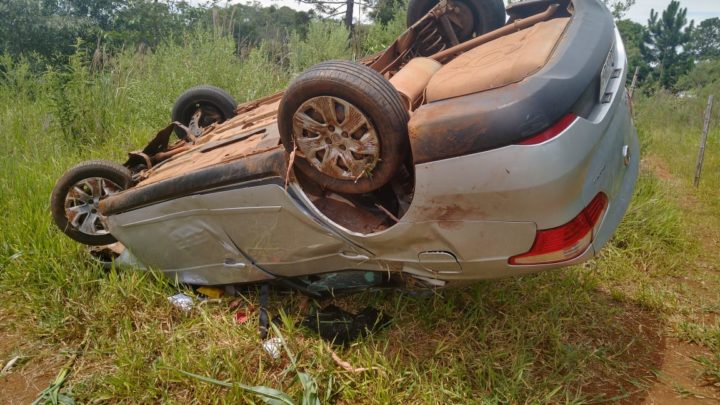 Veículo sai da pista e capota na SC 161 em Anchieta