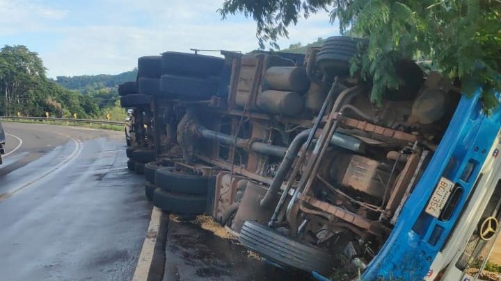 Caminhoneiro de 28 anos fica preso às ferragens em acidente em Campo Erê