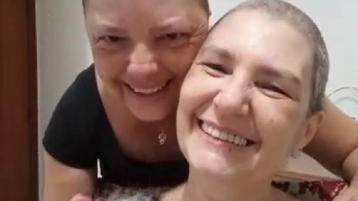 Vídeo: mulher raspa o cabelo em solidariedade à amiga que tem câncer