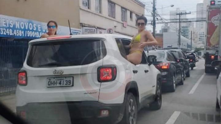 Mulheres são flagradas com o corpo para fora do carro no centro de Balneário Camboriú