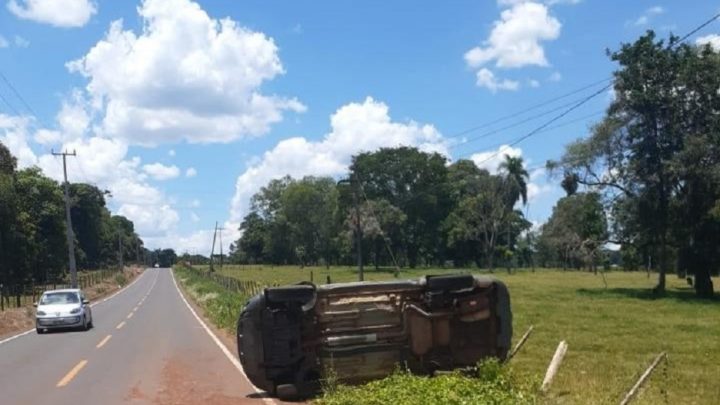 Viatura da PM capota e deixa policiais feridos na SC 484