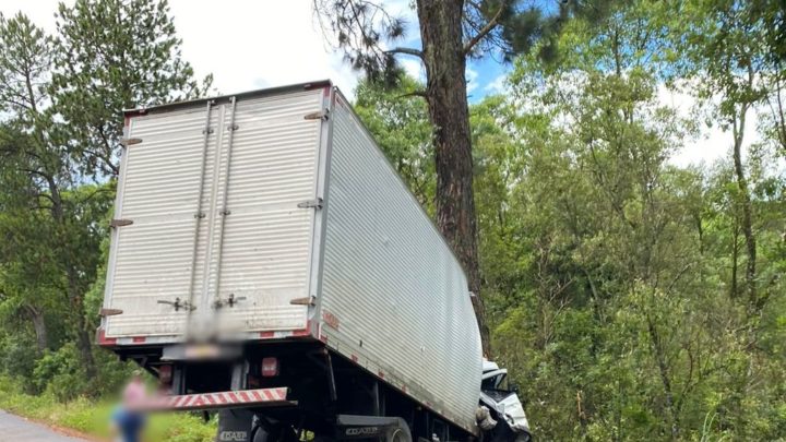 Caminhão sai da pista, bate em árvore e deixa uma pessoa morta e outra ferida na BR-282