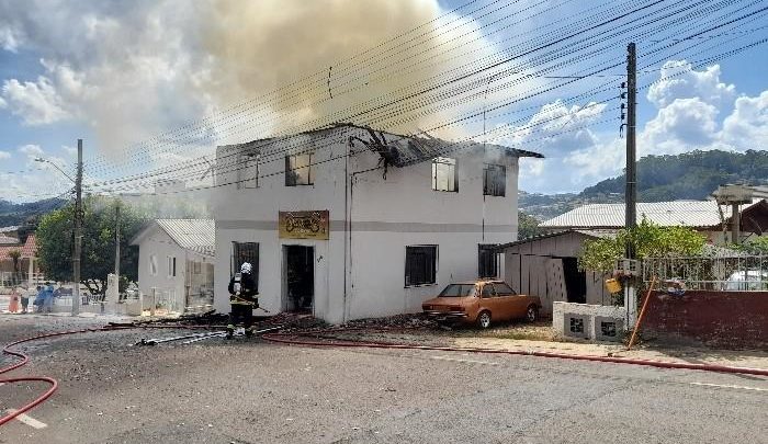 Filho chama a polícia após pai atear fogo na própria casa no Oeste de SC