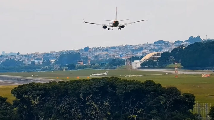 Vídeo: avião arremete momentos antes de pousar e evita colisão no aeroporto