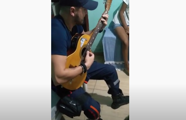 Técnico de enfermagem do SAMU canta para acalmar paciente durante atendimento