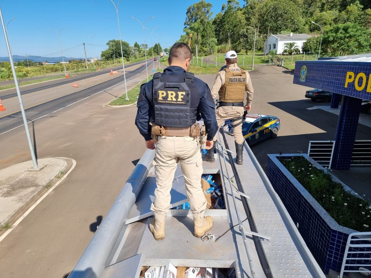 Vídeo Prf Apreende 200 Mil Maços De Cigarros Escondidos Em Caminhão Silo Notícias Chapecóorg