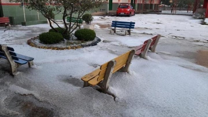 Vídeos e fotos: forte chuva de granizo atinge Urupema e gelo muda paisagem na Serra