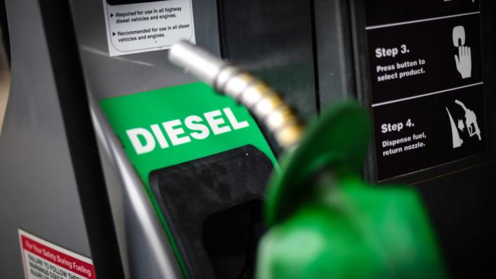 Preço do diesel deve subir em setembro com volta de impostos federais
