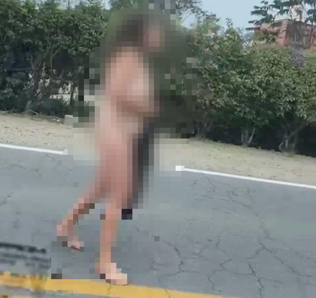 Mulher é flagrada andando nua em rodovia em SC – Notícias Chapecó.Org