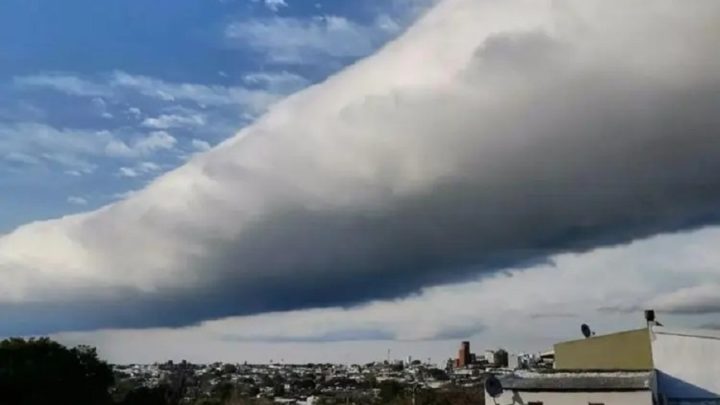 Grande nuvem rolo avança em direção a SC com chegada de frente fria