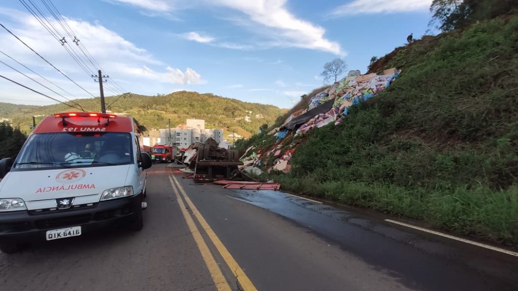 Tombamento de carreta deixa motorista ferido em seara - Rádio RuralFM