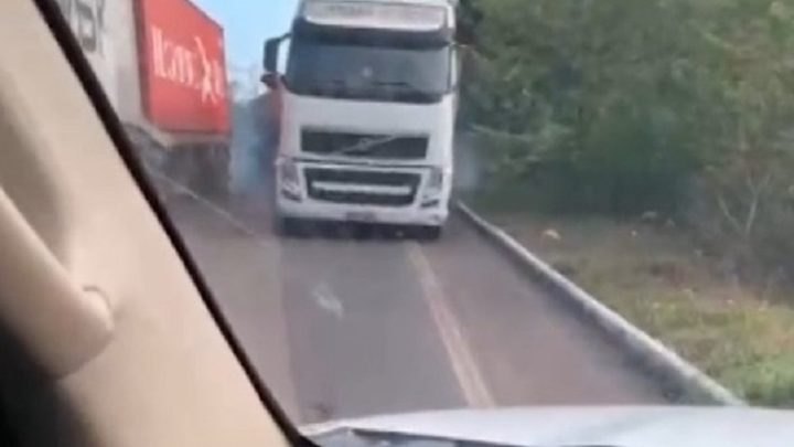 Vídeo: carreta invade contramão, quase atinge carro e colide contra caminhão-cegonha