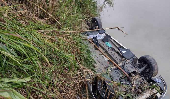 Carro capota, cai em rio e motorista desaparece em SC