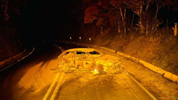 Carro pega fogo e deixa motorista gravemente ferido em SC