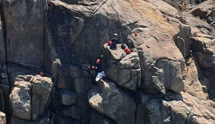 Vídeo: pescador cai de costão e é resgatado de helicóptero por bombeiros