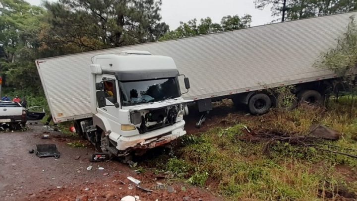 Motorista morre em grave colisão entre carros e caminhão em Cordilheira Alta