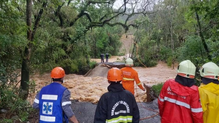 Vídeos: ponte desaba e trabalhadores caem em rio no interior de Ibicaré