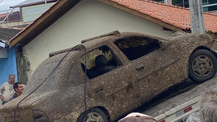 Vídeo: carro que ficou cinco meses submerso é retirado da Lagoa da Conceição