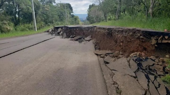 Imagens: pista cede e fecha acesso à BR-282 no Oeste de SC