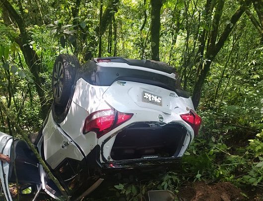 Após colisão traseira veículo sai da pista, desce ribanceira e capota na SC 480