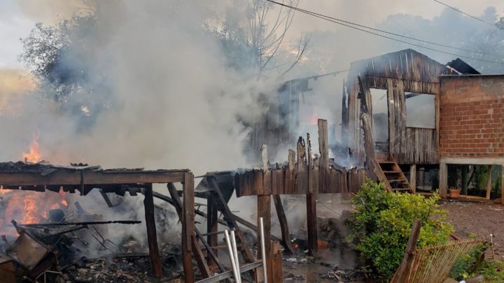 Casas são destruídas pelo fogo em Chapecó