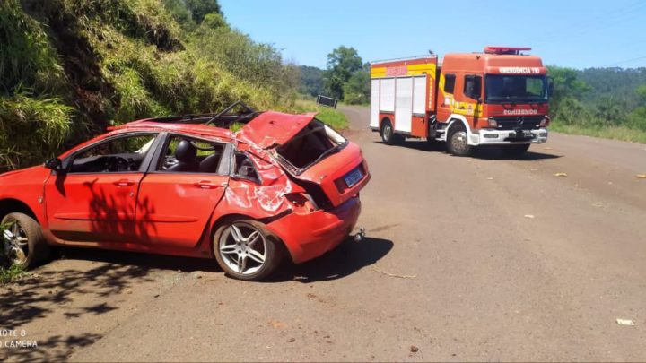 Carro bate contra barranco, capota e três pessoas ficam feridas em SC