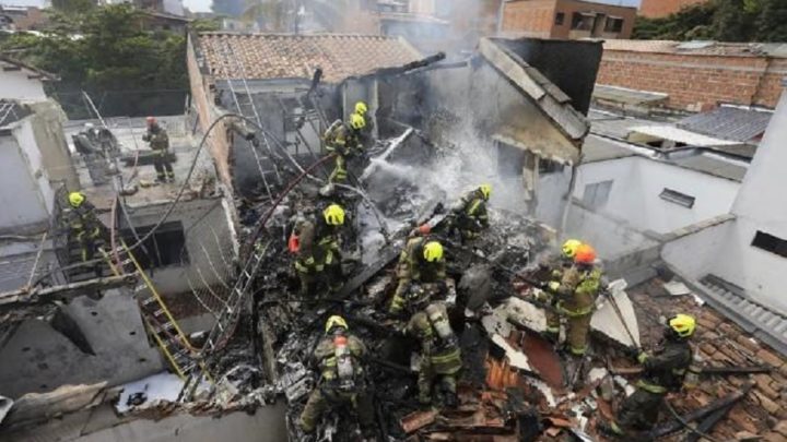 Avião cai sobre casas e deixa oito pessoas mortas em Medellín, na Colômbia