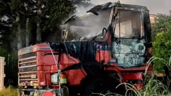 Caminhão tem cabine destruída durante incêndio em SC