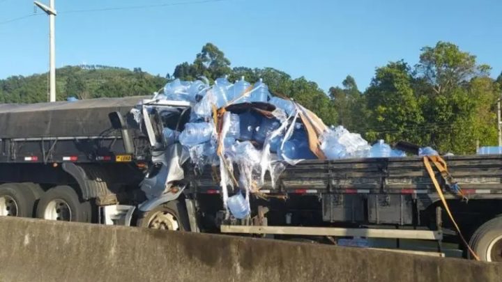 Caminhoneiro morre e passageiro fica gravemente ferido após colisão traseira na BR-101