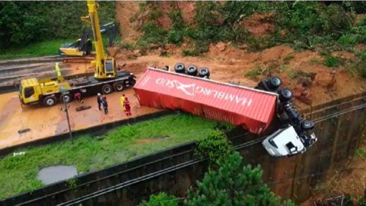 Cerca de 20 carros foram arrastados por deslizamento na BR-376, estimam forças de segurança