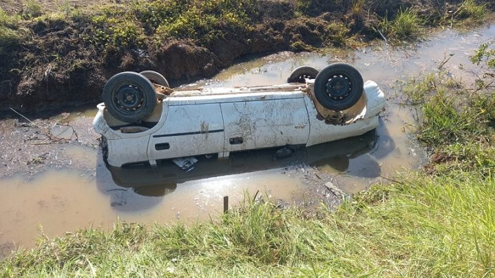 Bebê e criança morrem após carro capotar e ficar submerso em vala no Morro da Fumaça