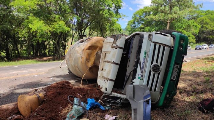 Motorista pula de veículo em movimento durante tombamento de caminhão