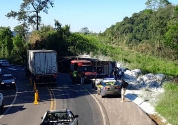 Vídeo: carreta carregada de farinha de trigo tomba na curva do coelho na BR-282