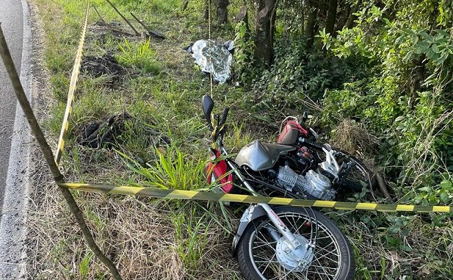 Homem morre após bater moto contra árvore em Guatambu