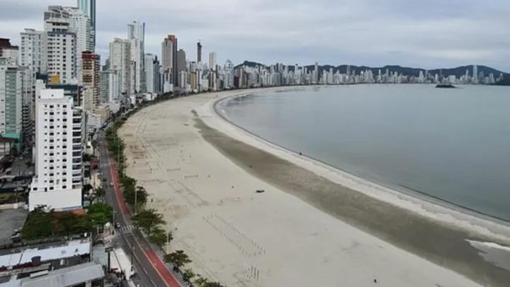 Vídeo: lagoa surge em faixa de areia alargada há 11 meses em Balneário Camboriú; entenda