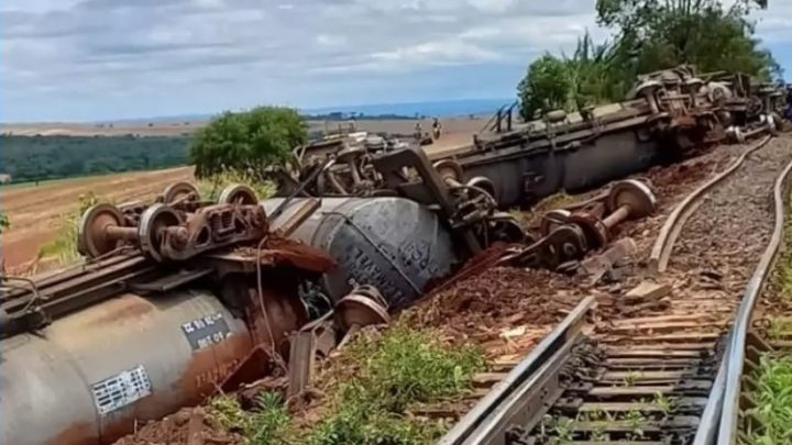 Vídeo: 10 vagões tombam em descarrilamento de trem no Norte do PR