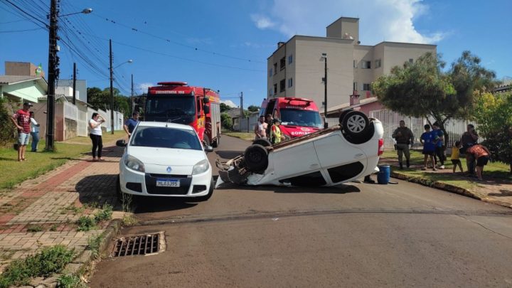 Carro capota após colidir contra outro veículo em Chapecó