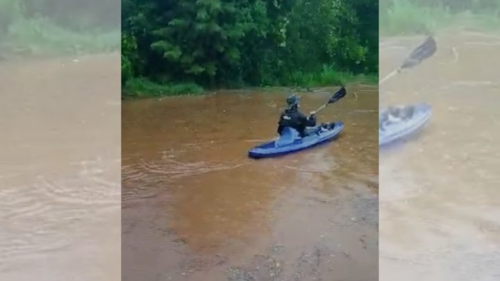 Morador anda de caiaque nas ruas do bairro Colatto devido inundação causada pela chuva