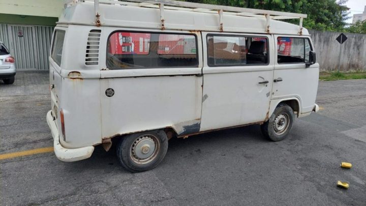 Motorista embriagado bate kombi em portão de empresa e é preso em SC