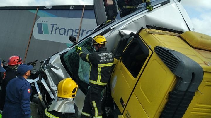 Vídeo: carreta prensa carros e deixa duas pessoas mortas na BR-101 em SC