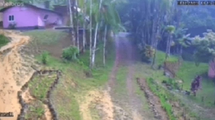 Vídeo impressionante: casa desmorona durante forte chuva em SC